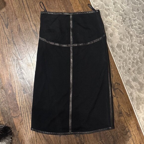 Beautiful DKNY Chic Black Skirt with Faux Leather Trim size 8 - Picture 2 of 6